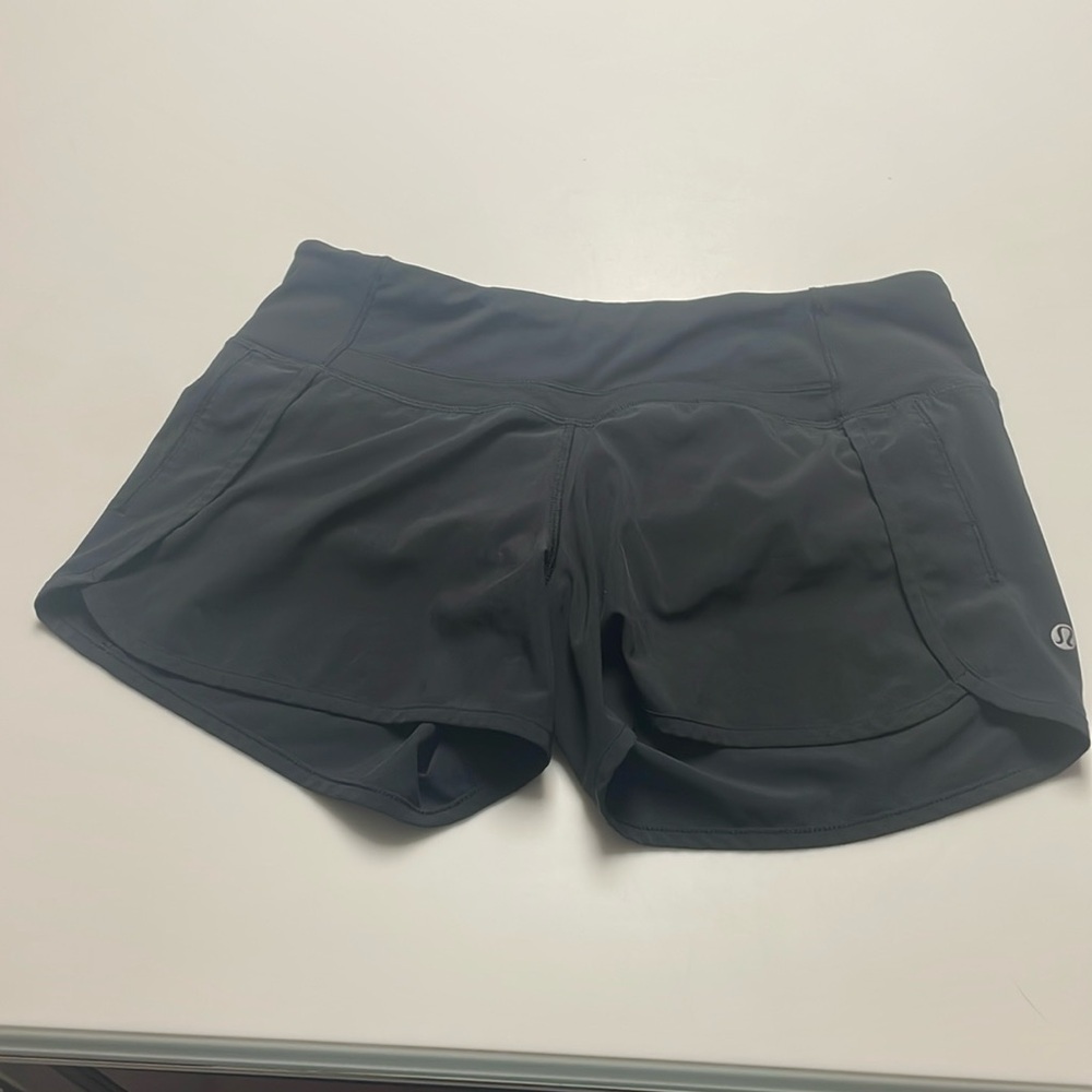 Size 6 black lululemon speed up shorts 4”
